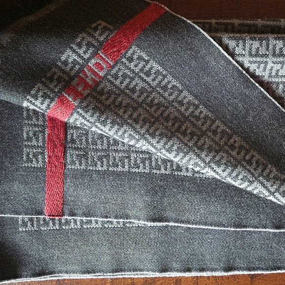 Fendi Zucchino Unisex 100% Wool Scarf Made in Italy Excellant Condition L62xW14 - Picture 3 of 4
